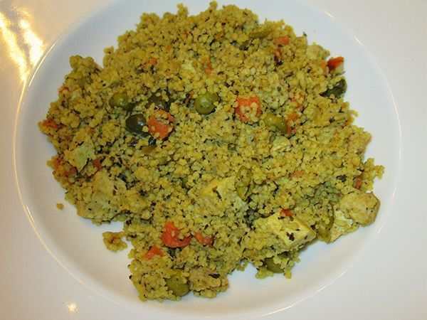 Cous cous di mais con verdure e tofu affumicato