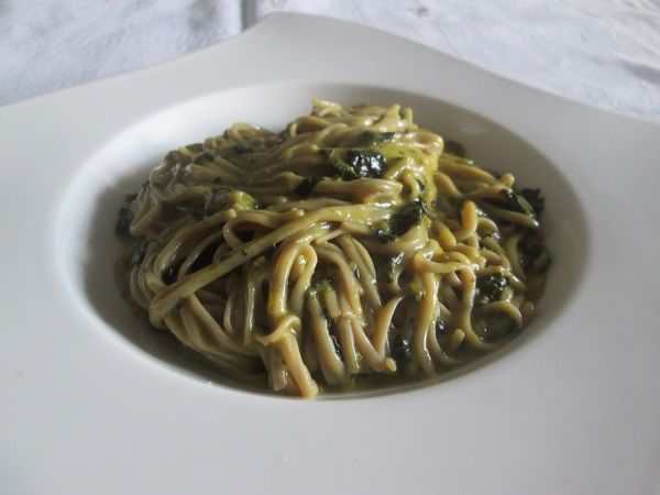 Soba con crema di zafferano e cavolo nero
