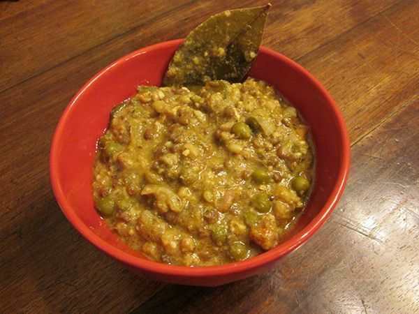 Zuppa di farro con piselli e lenticchie di montagna