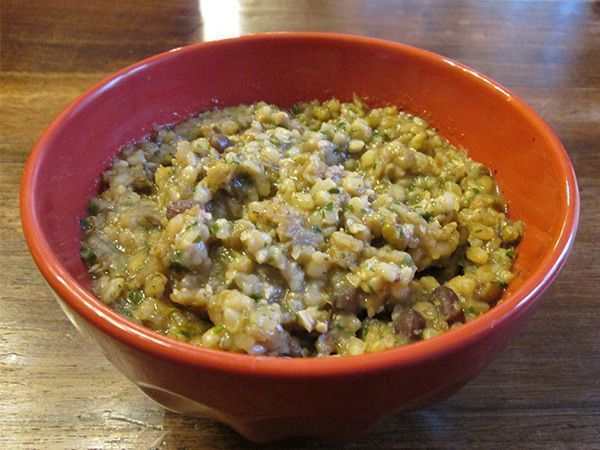 Zuppa di grano saraceno e riso integrale originario con legumi